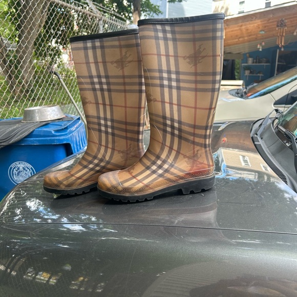 Burberry rain boots - Picture 3 of 9